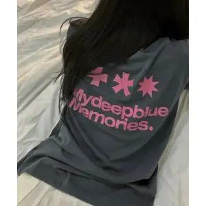 마이딥블루메모리즈 MY DEEP BLUE MEMORIES Mm Symbol Logo T-Shirts CHARCOAL PINK 25063002 443273