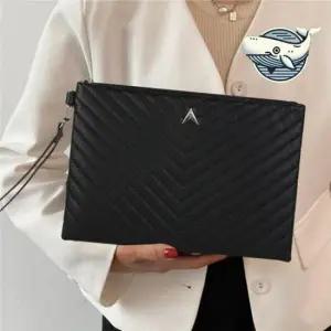 여자손가방 심플한 스트라이프 가죽 클러치백 토대로 활용도