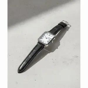 로이드 어썸스퀘어 클래식 여성 가죽 시계 사각 손목시계 LL2G20410X