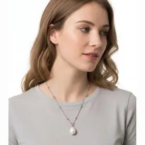 V로고 시그니처 메탈, 진주, 스와로브스키 크리스털 네크리스 (6Y0J0S48 LFD K0W6