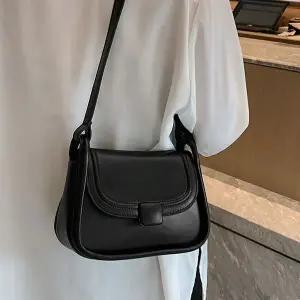 프시케 SDL362Z8 가죽 크로스백 블랙 숄더백 가죽가방 여자가방