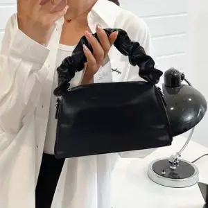 여성 은은한 광택 귀여운 셔링 핸들 스몰 토트백