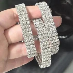 실버 큐빅 팔찌 세련된 연말 클럽 패션소품 드레스 화려한스타일 은팔찌 파티룩 큐빅팔찌
