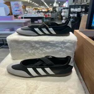 [슈마커] 아디다스 바레다 메리제인 HQ7401