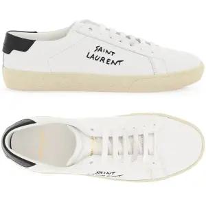 [생로랑] 25FW 로고 자수 스니커즈 화이트/블랙 610685 AABEE 9061