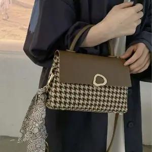 하운드체크 여성 긴사각 토트백 스카프 포함 크로스백