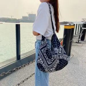 스트릿 패션 페이즐리 반다나 숄더백 크로스백 가방 호보백 쇼퍼백 여성숄더백