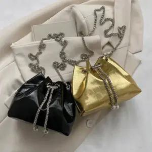 체인 크로스 미니 복조리 가방 진주장식 광택 캐주얼 스트랩크로스백 30대크로스백