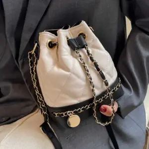 퀼팅 버켓 크로스백 여자 데이트 가방 데일리 하객룩 스트랩크로스백 30대크로스백