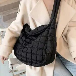 엠보싱 와플 빅 숄더백