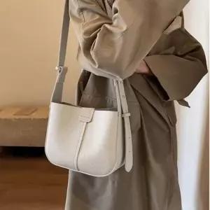 빅 파우치 포함 레더 여성 소프트 크로스백 숄더백