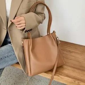 여자 봄 가을 데이트 룩 코디 숄더 크로스 백 가방