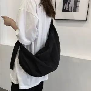 크로스 반달 남녀공용 바디백 크로스가방 반달가방 반달가방 반달백 남자반달백