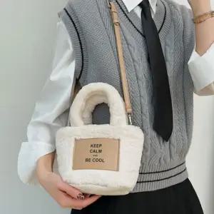 미니 부드러운 털 토트 크로스백 영문 패치 패션가방 여성크로스가방 데일리크로스백