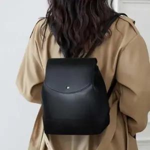 [패션] 가볍고 편안한 미니멀 가죽 플랩 백팩 여성 가방