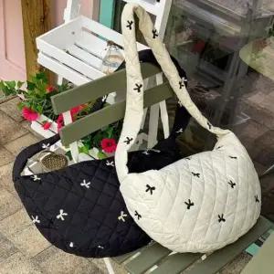 [패션] 자수 퀄팅 숄더백 입체 패턴 소프트한 반달 가방