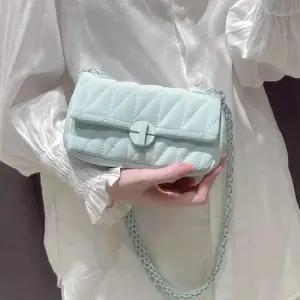 [패션] 여자 하객 룩 결혼식 패션 원피스 코디 체인 핸드 백