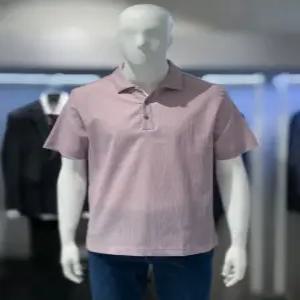 [트루젠] 트루젠 다크핑크 플리츠원단 트임카라 남자 반팔 티셔츠 326617001022-1