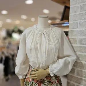 [대구백화점] [레코브]핀턱 장식 러플 블라우스(LC31E5BL508X)