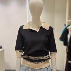 [롯데백화점]씨 오픈카라 배색 5부 슬리브 니트 SKUCC2964