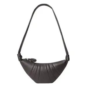 26SS 소프트 그레인 레더 스몰 크루아상 백 다크 초콜릿 BG0003 LL0018 490 STK