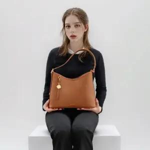 세인트스코트 마티네 커브드 숄더백 PBR679 브라운