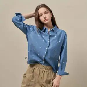 올리비아로렌 HC03 레귤러 핏 플라워 자수 포인트 데님 셔츠  VVC NL5M 3161