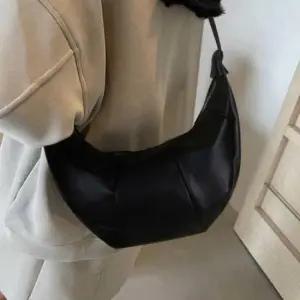 [패션] 반달 숄더백 데일리 호보백 엠보싱 패션 여성 가방