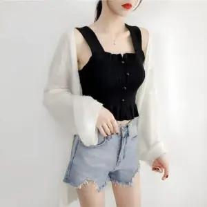 [JED] 크롭 나시 프릴 콩단추 스퀘어넥 JSC-24080403