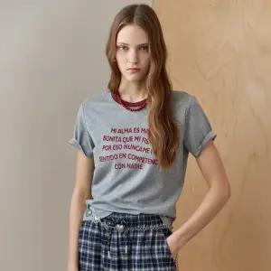 [MAXZA] 배색 라운드넥 메탈팁 레터링 반팔 티셔츠