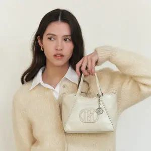 [헤지스](대구신세계)아이보리 로고배색 가죽 미니토트백 HIWA5E551IV