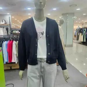 시슬리/애플아울렛/백 레터링 포인트 브이넥 가디건 SAKCC2531