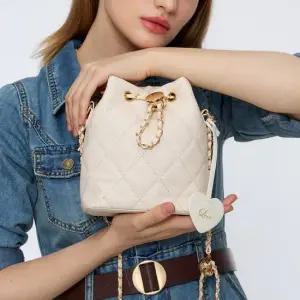 [최초가 220 000원] 브레첼 퀼팅 체인 미니 버킷백 H25H1029 2color