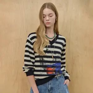 [MAXZA] 카메라 프린트 배색 브이넥 스트라이프 긴팔 니트