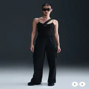 (국내매장판) 나이키 여성 카고 팬츠 미드라이즈 트레이닝 팩츠 HM6977-010