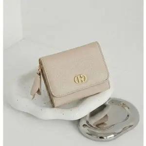 [NS홈쇼핑]헤지스핸드백 HIWA6E661I2 베이지 H장식 소가죽 지퍼 반지갑 (참장식 포함)..