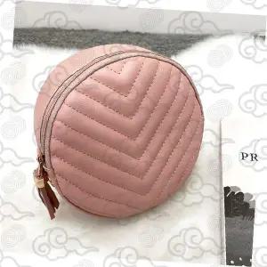 원형 탬버린 크로스백 미니 가방 여행용 핸드폰 수납 휴대 간편 퀼팅 패턴 디자인