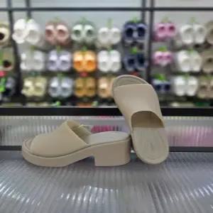 [크록스] 높은 슬리퍼 브루클린 프로스테드 슬라이드 힐 210981-214/애플아울렛