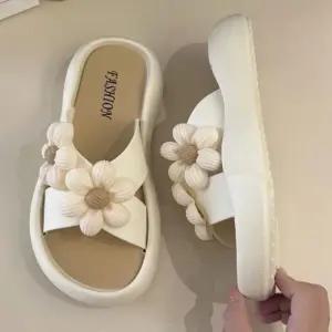 [라일리] Rly 슬리퍼 꽃송이 쿠션감 포인트 있는 여자 젤리 플