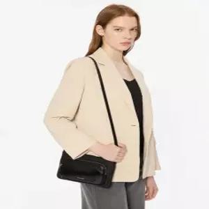 질스튜어트 액세사리 25SS [스테디셀러] 블랙 로고장식 가죽 크로스백 WTBA5E955BK