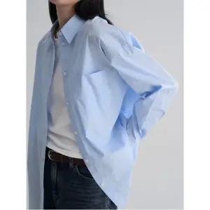 [에잇세컨즈] 베이직 스트라이프 오버핏 셔츠  스카이 블루 (356264CM4Q)