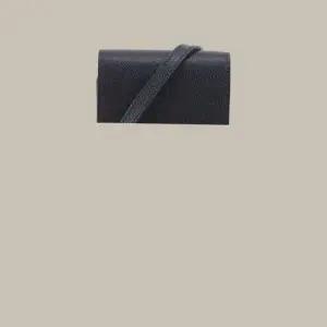 [톰브라운] 페블 그레인 삼선탭 앵커 폰 홀더 크로스백 네이비 146730409