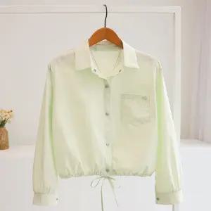 [잇수다] 포비즌 포켓 리본 스트링 똑딱이 카라 셔츠