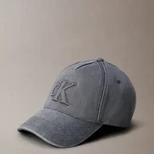 [롯데백화점]캘빈클라인 남녀공용 CKJ 스몰 모노그램 시즈널 로고 데님 볼캡(4D5166G-YH9)