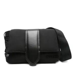 엠보스드 로고 르 쁘띠 메신저백 BAM00373AW00424 990