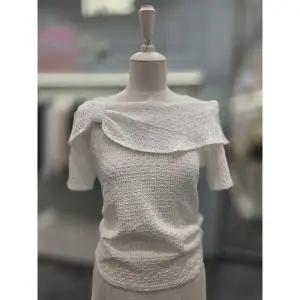 [이프네](김해점)(IQ3WTS22)오프숄더리본티셔츠