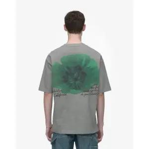 질스튜어트 JILLSTUART 뉴욕 남성 [BEST] 차콜 플라워 프린트 피그먼트 반팔티셔츠