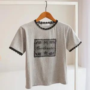 [잇수다] 브레이커 레이스 배색 레터링 프린팅 라운드 반팔 티셔츠