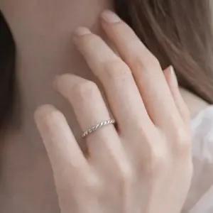 [하프클럽/]여성 데일리룩 모던 트위스트 포인트 링