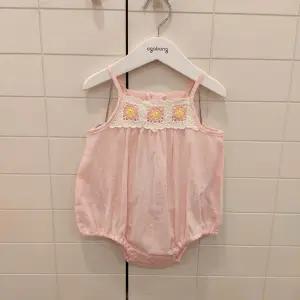 [아가방]NC청주점 26년여름신상 헬렌 크로쉐 바디 수트 01T327957 ECJ